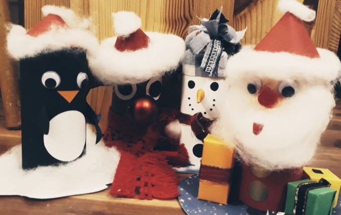 Pinguin, Rentier, Schneemann und Weihnachtsmann aus Klopapierrollen