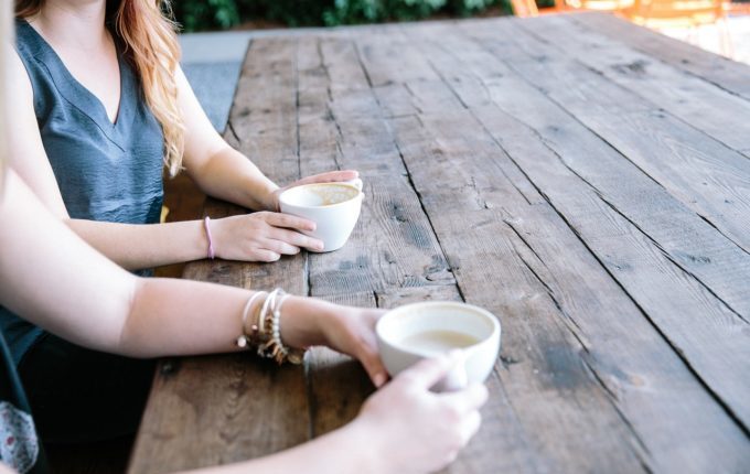 Frauen trinken gemeinsam Kaffee