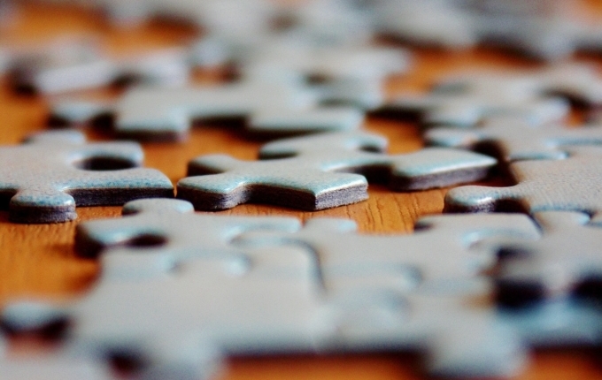 Puzzleteile, die ineinander greifen oder nebeneinander liegen