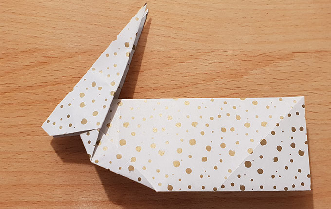 gefalteter Origamihase mit langem Hinterteil