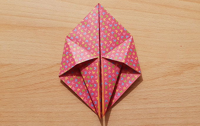 Hasenkopf von gefaltetem Origamipapier zeichnet sich langsam ab