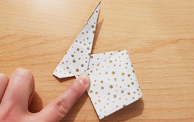 Hinterteil vom Origami Osterhasen wird umgeknickt