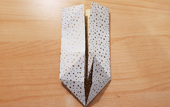 Origami Osterhasenkopf bildet sich allmählich ab