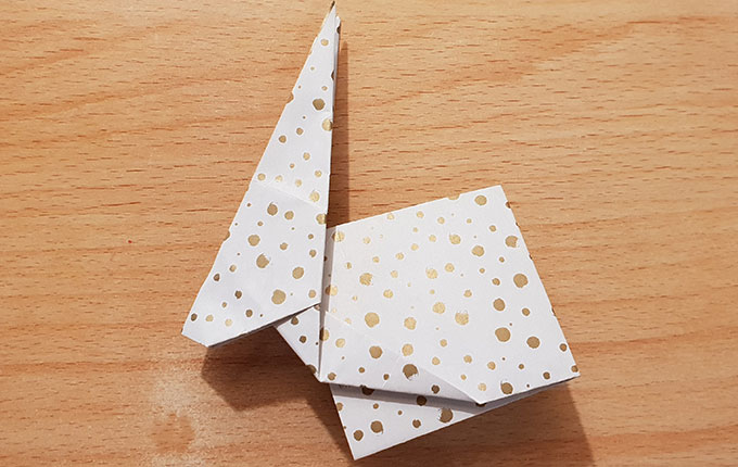 Origamihase hat Füße bekommen