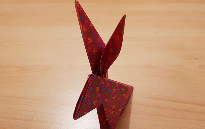 Origamihase mit aufgestellten Ohren