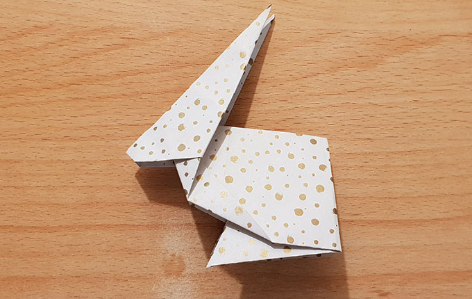 Origamihase mit spitz zulaufenden Füßen