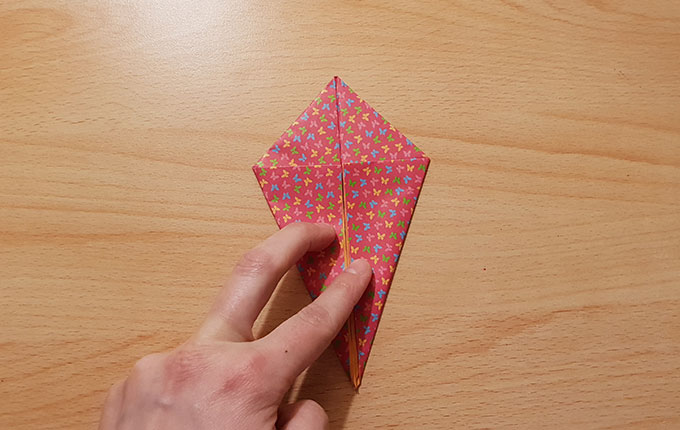 Origamipapier zu einem Drachen gefaltet