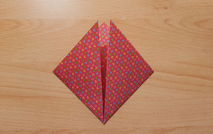 Zu zwei Dreiecken gefaltetes Origamipapier