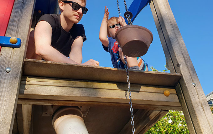 Kind zieht am Flaschenzug auf Spielplatz