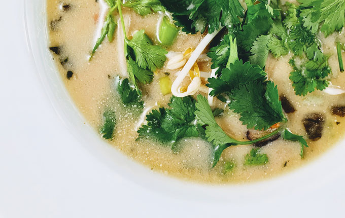 Thai Suppe mit Gemüse und Kräutern
