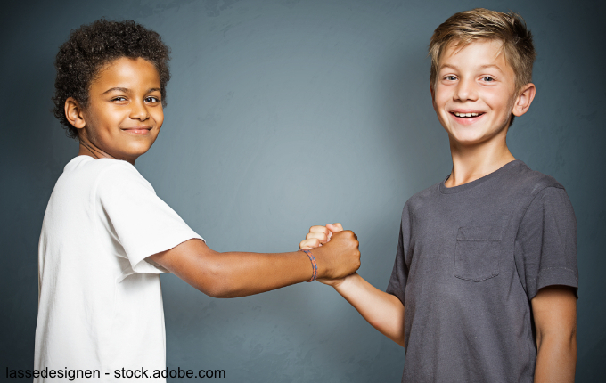 Zwei Jungs halten sich die Hand