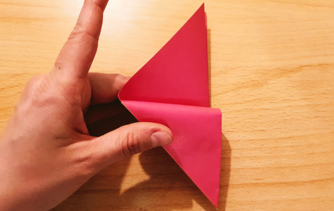 Hand faltet Flügel vom Origami Huhn