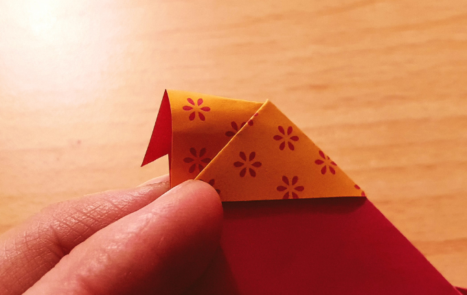 Origami Osterhuhn mit Kopftuch und Schnabel