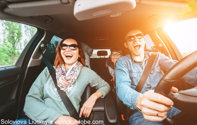 Familie singt Lieder im Auto