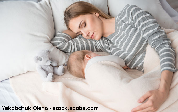 Mama und Baby im Bett