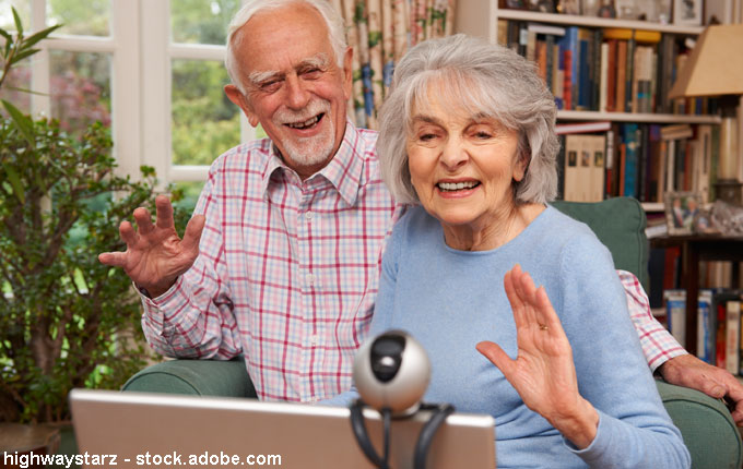 Großeltern winken in Webcam
