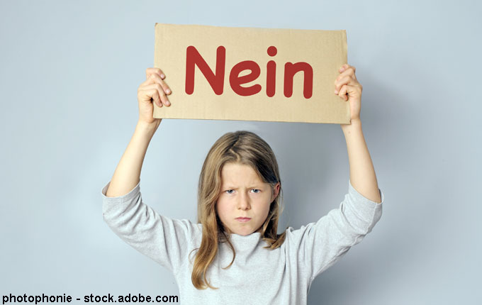 Kind-hält-Schild-mit-der-Aufschrift-Nein-hoch