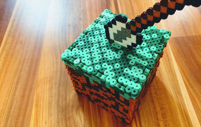 Minecraft Spardosen Würfel aus Bügelperlen mit Schaufel