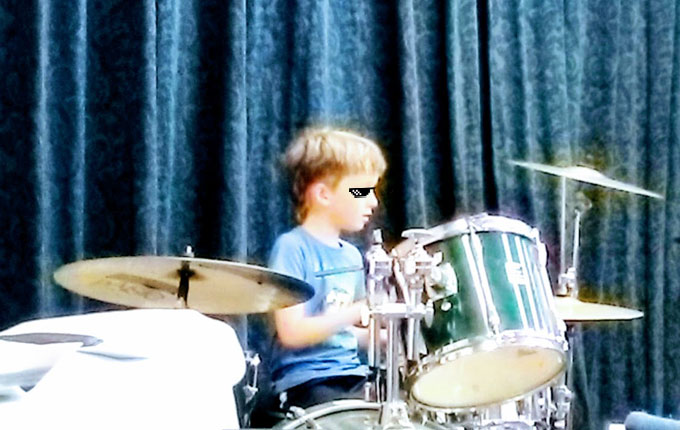 Kind spielt Schlagzeug