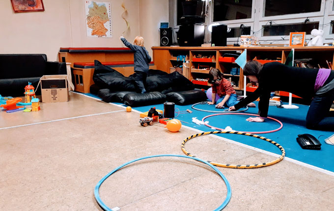 Kinder spielen im großen Raum